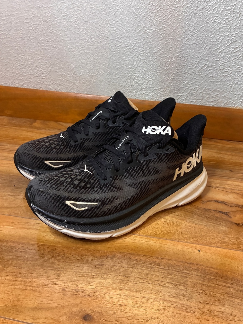 Hoka Women’s Clifton 9 Athletic Running Sneaker Shoes, black/white- size 7 B